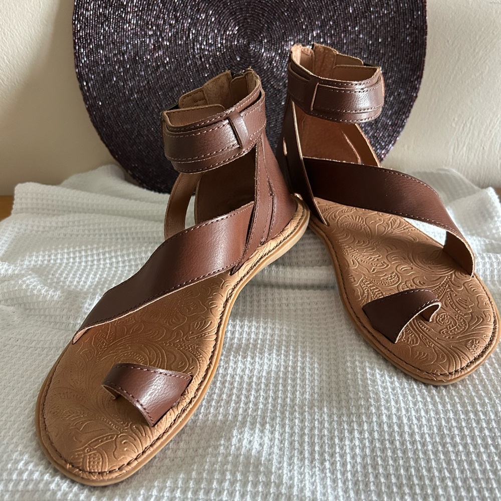 BOC brand Brown Strappy Sandals
Size 7